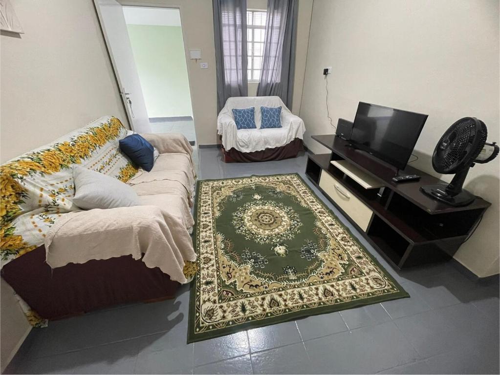 Una televisión o centro de entretenimiento en Casa aconchegante próximo ao parque ecológico