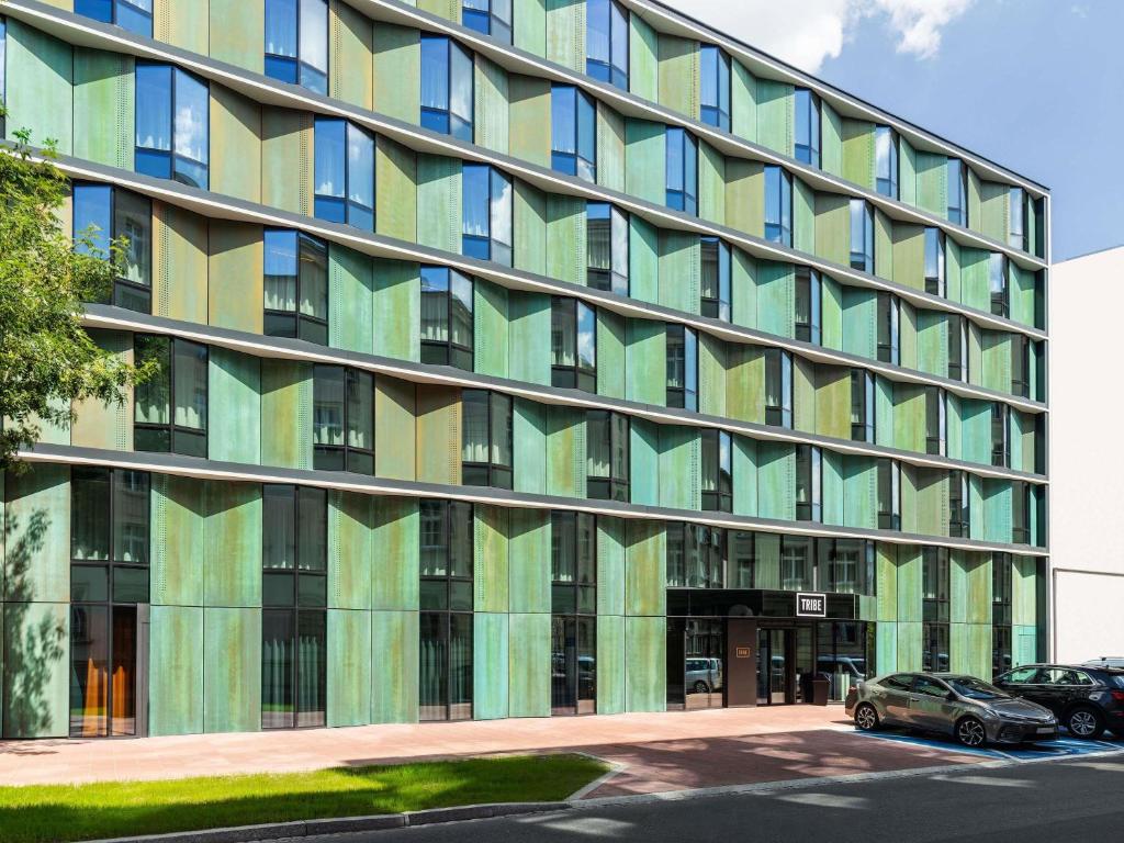 un immeuble de bureaux avec une façade verte et colorée dans l'établissement TRIBE Krakow Old Town, à Cracovie