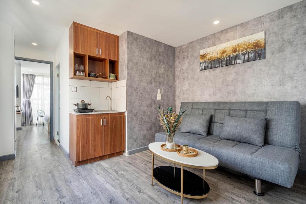 un salon avec un canapé et une table dans l'établissement LeParc Hotel - Ben Thanh Market, à Hô-Chi-Minh-Ville