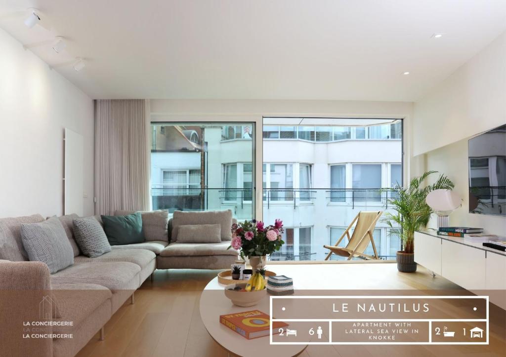 un salon avec un canapé et une table dans l'établissement Appartement 6 personnes moderne & épuré vue latéral mer à Knokke avec parking by La Conciergerie, à Knokke-Heist