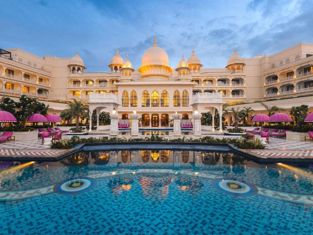 Bazén v ubytování Fairmont Udaipur Palace nebo v jeho okolí