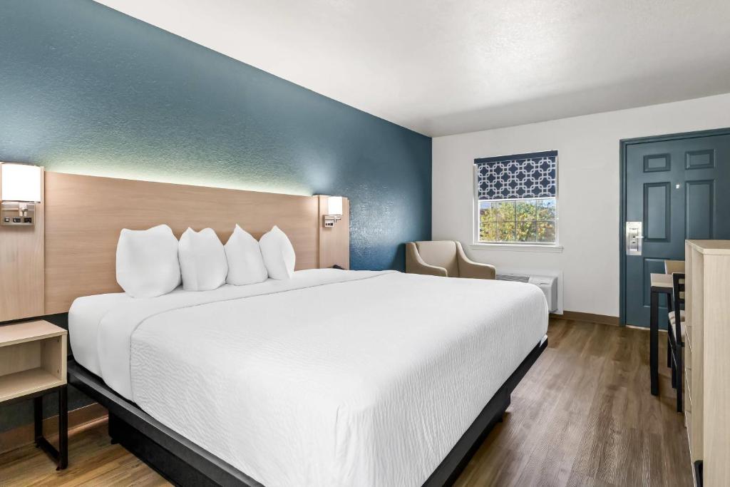 Ένα ή περισσότερα κρεβάτια σε δωμάτιο στο Rodeway Inn Muskogee