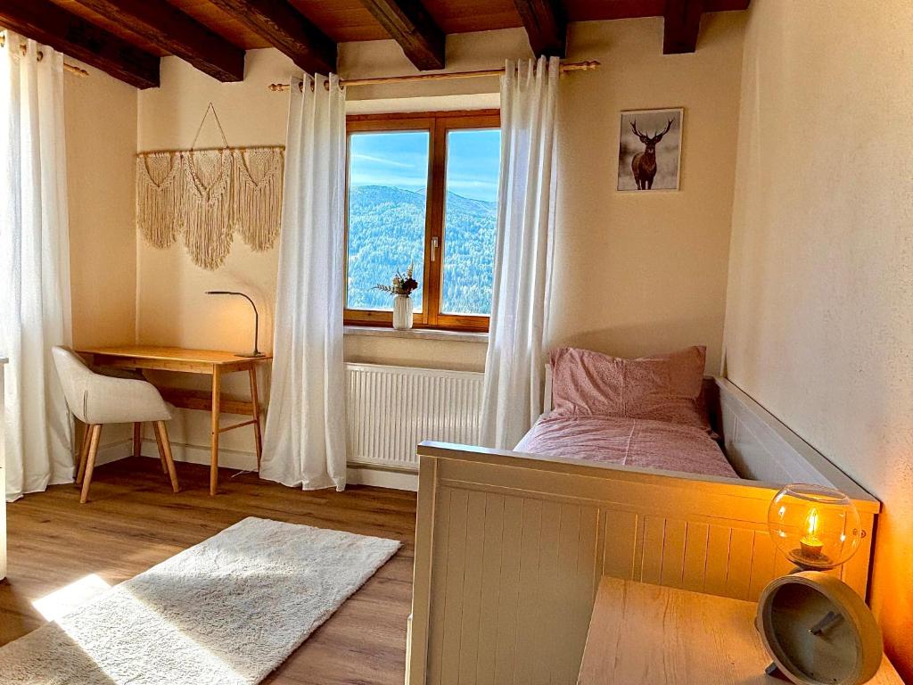Ένα ή περισσότερα κρεβάτια σε δωμάτιο στο Ferienhaus mit Zirbitzblick
