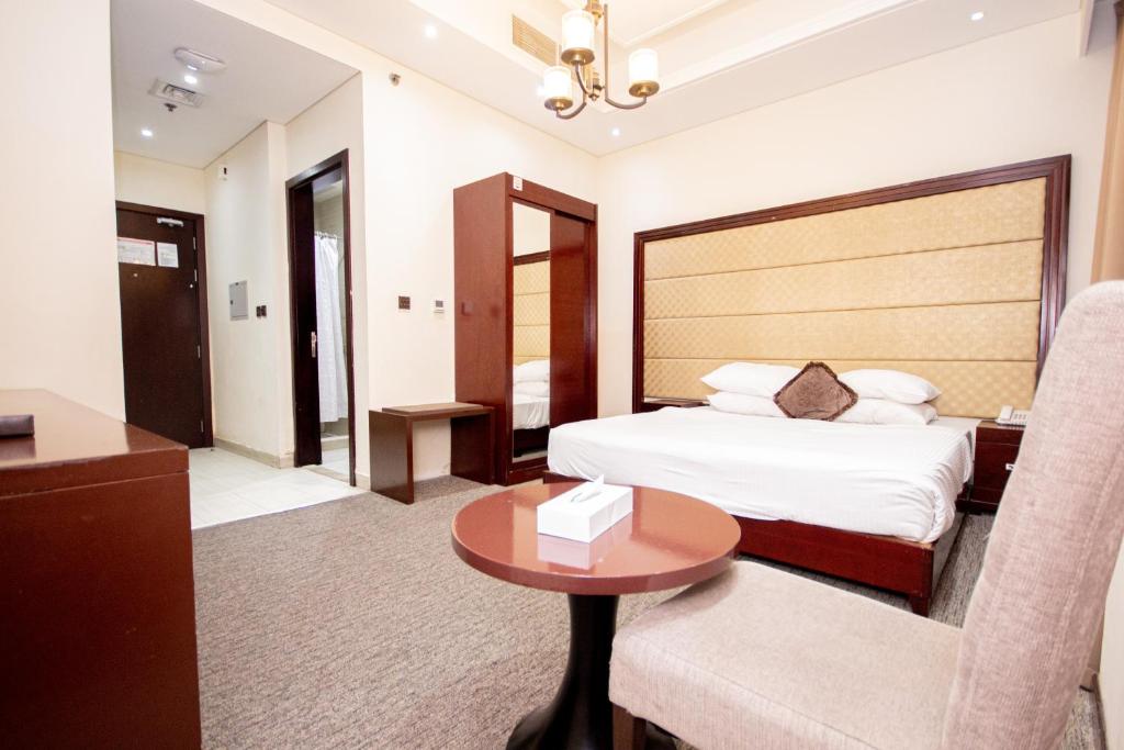 um quarto de hotel com uma cama e uma mesa em Comfy Furnished Studio Apartment no Dubai
