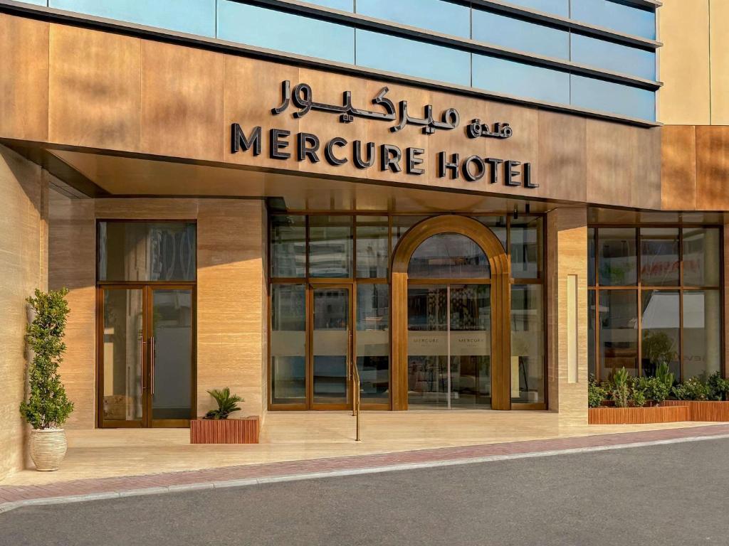 Un edificio de hotel Meerere con un cartel en él. en Mercure Abu Dhabi Downtown, en Abu Dabi