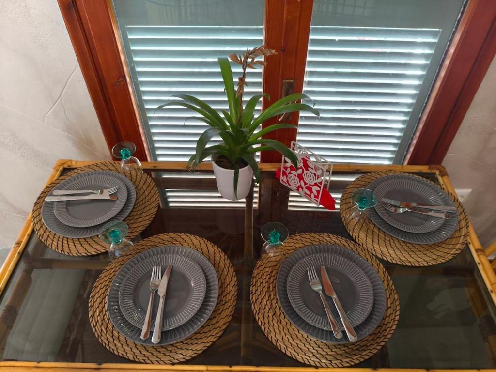 un groupe de plaques sur une table avec une installation dans l'établissement Villa Kristina, Ermioni, à Plépi