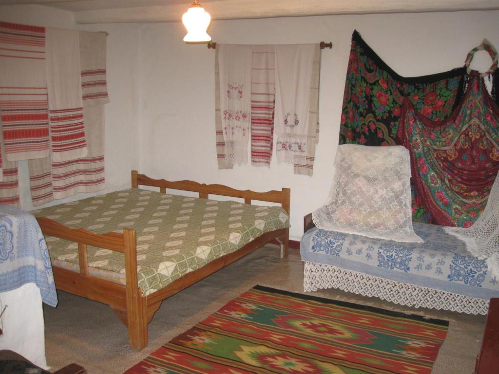 a small bedroom with two beds and a window at Maliovnytsya in Dybintsy