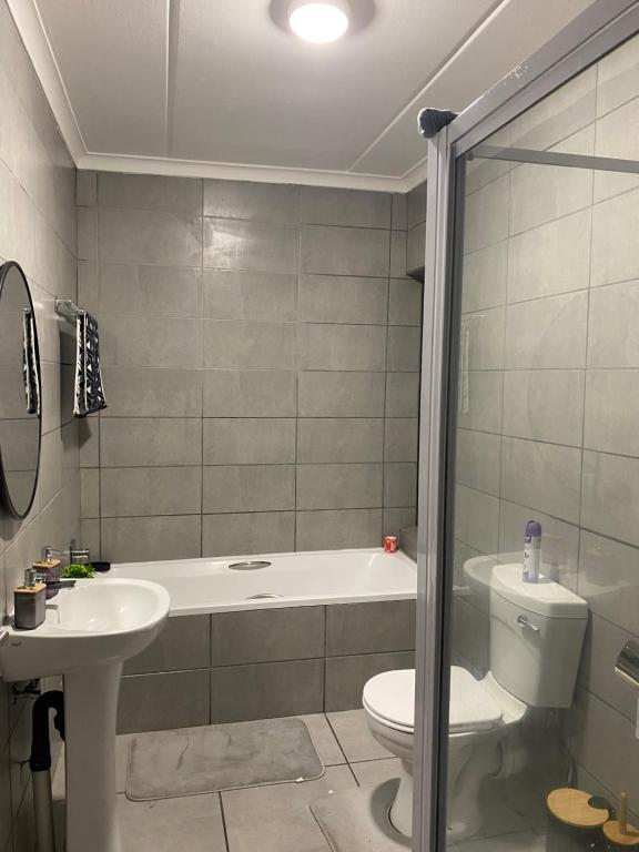 ein Badezimmer mit Waschbecken, Toilette und Badewanne in der Unterkunft Unmatched Stays in Kempton Park