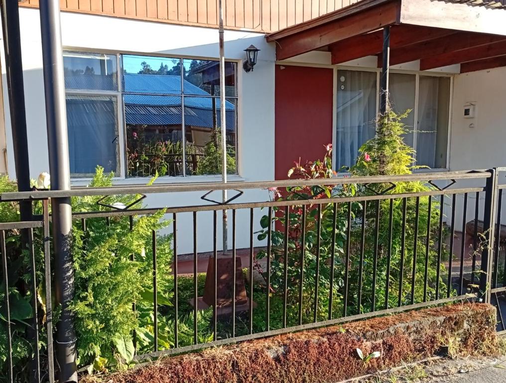 une clôture devant une maison dans l'établissement Alojamiento Monitor Huáscar, à Talcahuano