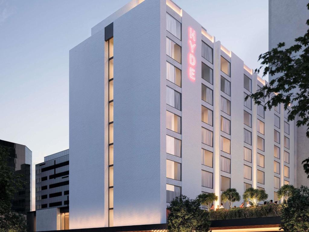 Un edificio alto y blanco con un cartel. en Hyde Perth, en Perth