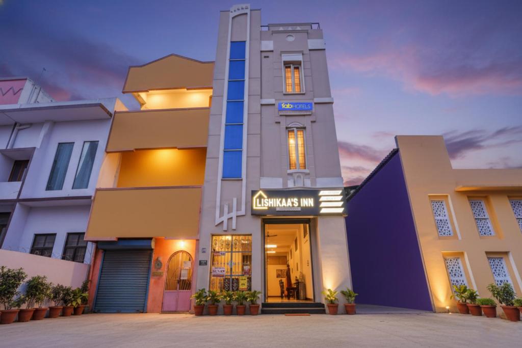 una vista del frente de un edificio en Via Lishikaas Inn, en Tākalghāt