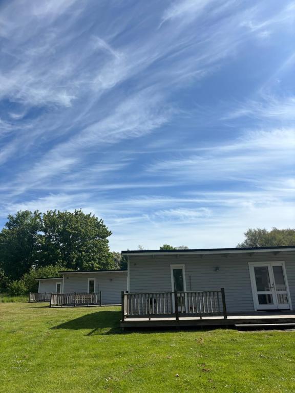 Το κτήριο όπου στεγάζεται  το κάμπινγκ