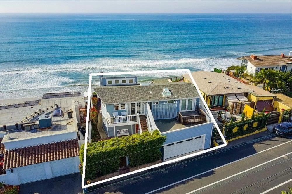 eine Luftaufnahme eines Hauses am Strand in der Unterkunft Beacons in Encinitas