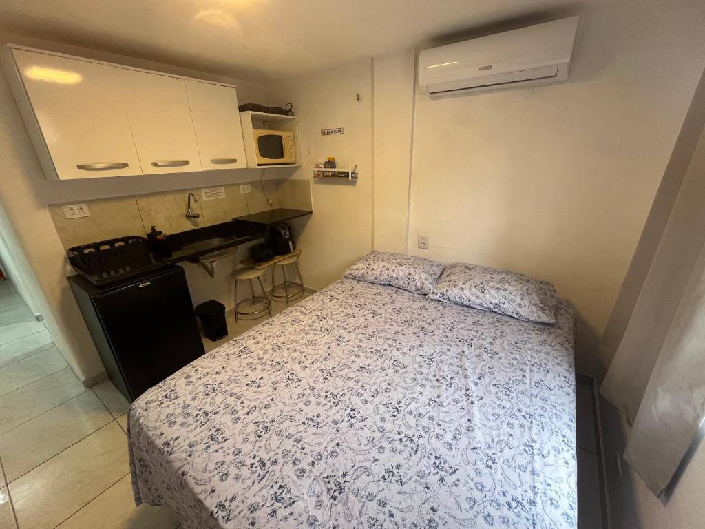 ナタールにあるPrático 228のベッドと洗面台のある小さな寝室