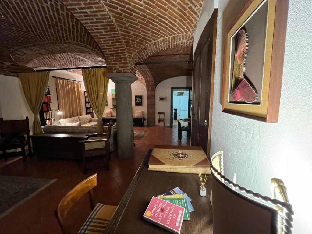 a living room with a table and a couch at Casa Biloba in Valdengo