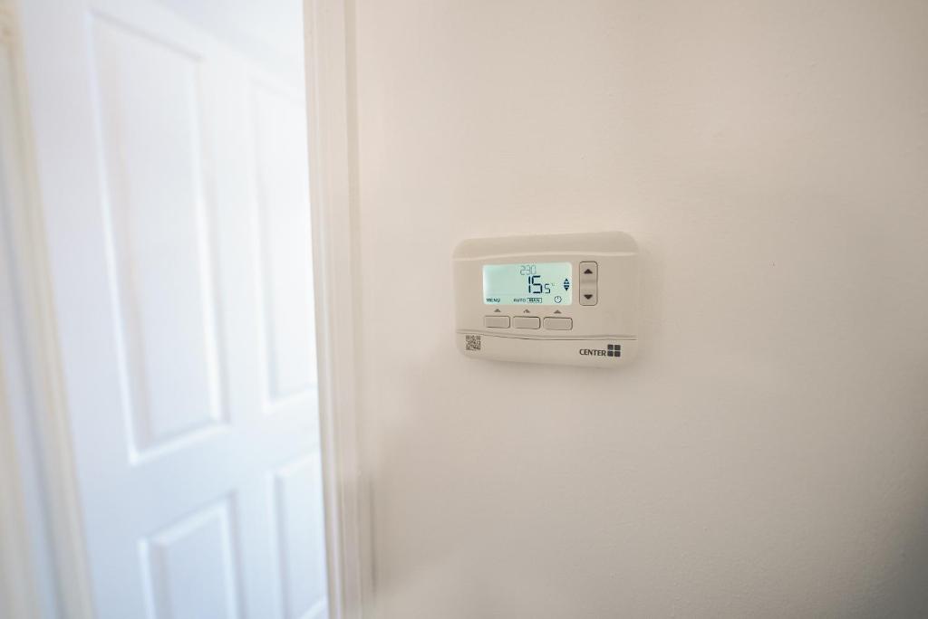 une porte avec une horloge sur le côté d'une porte dans l'établissement Spacious & High celling 2 Bedroom House, à Cardiff