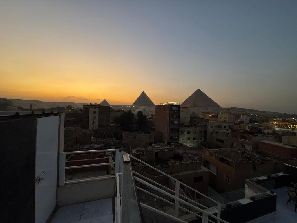 een uitzicht op de piramides vanaf het dak van een gebouw bij Prince pyramids Historical in Caïro