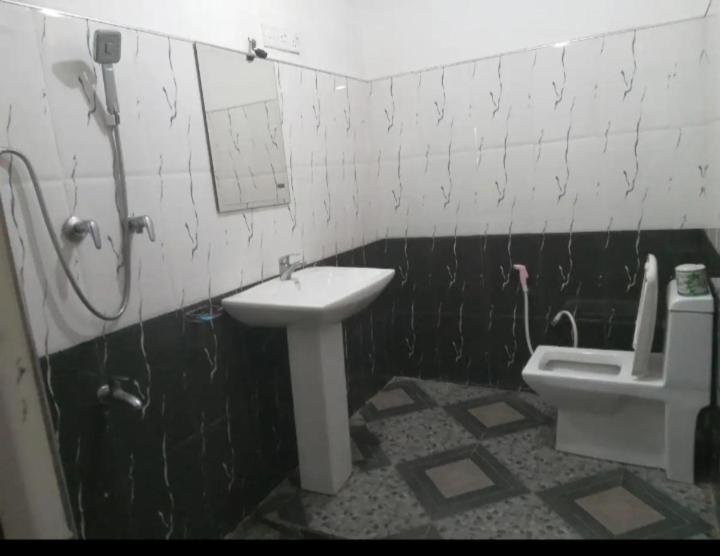 ein Badezimmer mit Waschbecken und Toilette in der Unterkunft Brenley B Bungalow in Talalla