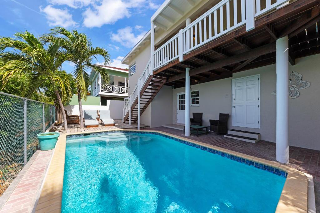a swimming pool in a villa with a house at 6 persoons vakantiehuis in Jan Thiel in Willemstad