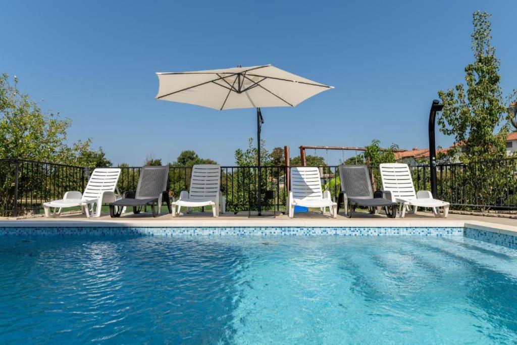 House IVA Nedešćina with swimming pool - 7 persons - Casa De Tres Dormitorios