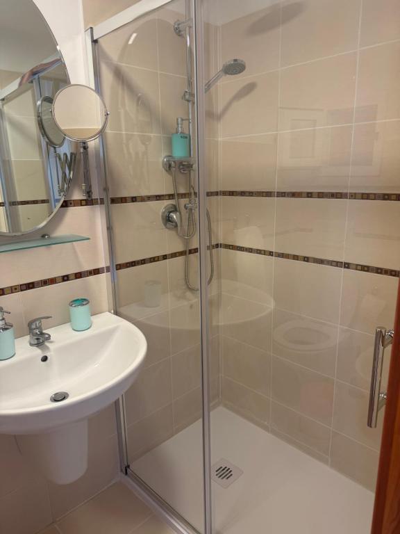 une salle de bain avec douche et lavabo dans l'établissement Dimora Nonna Sisina, à Polignano a Mare