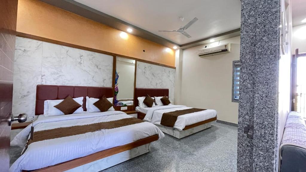 2 camas en una habitación de hotel con 2 camas en JD Bro Inn, en Sheoganj