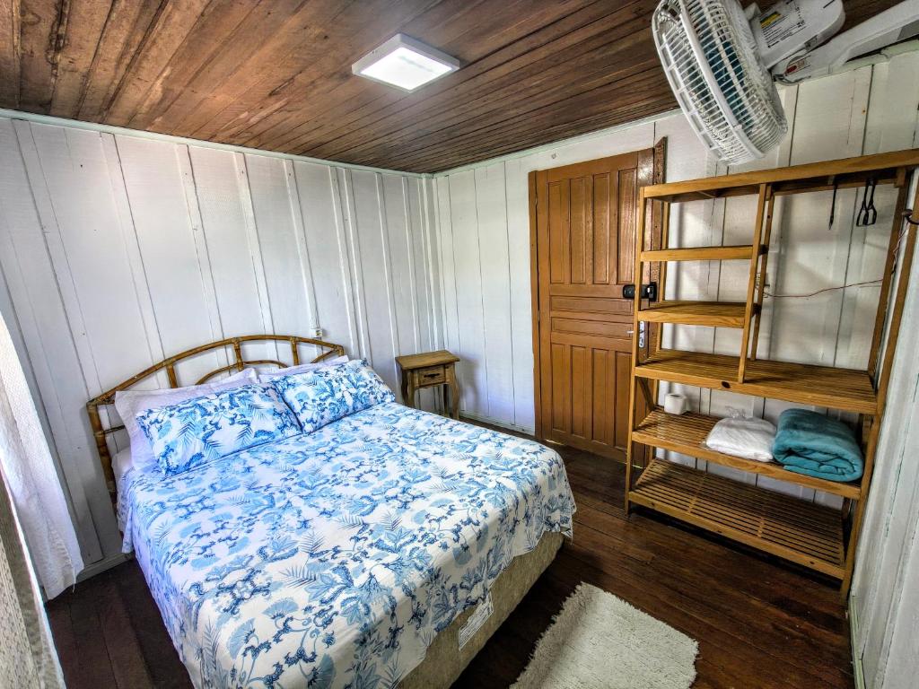 Postel nebo postele na pokoji v ubytování Oka do Mar - Hospedaria de Quartos e Casa na Ilha do Mel - Nova Brasília