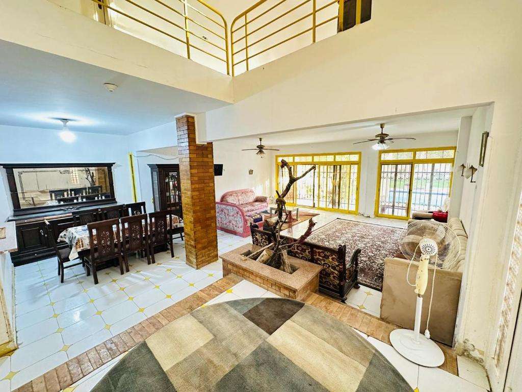 un salon avec un lit et une salle à manger dans l'établissement Villa Kayan in fayed, à Fayed