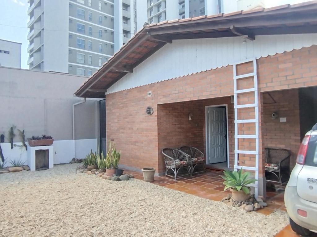 una casa di mattoni con una scala sul lato di Refúgio encantado a Piçarras