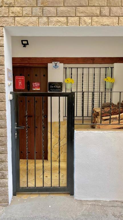 a door with two vases on top of it at Casa MªÁngeles in Puebla de Arenoso