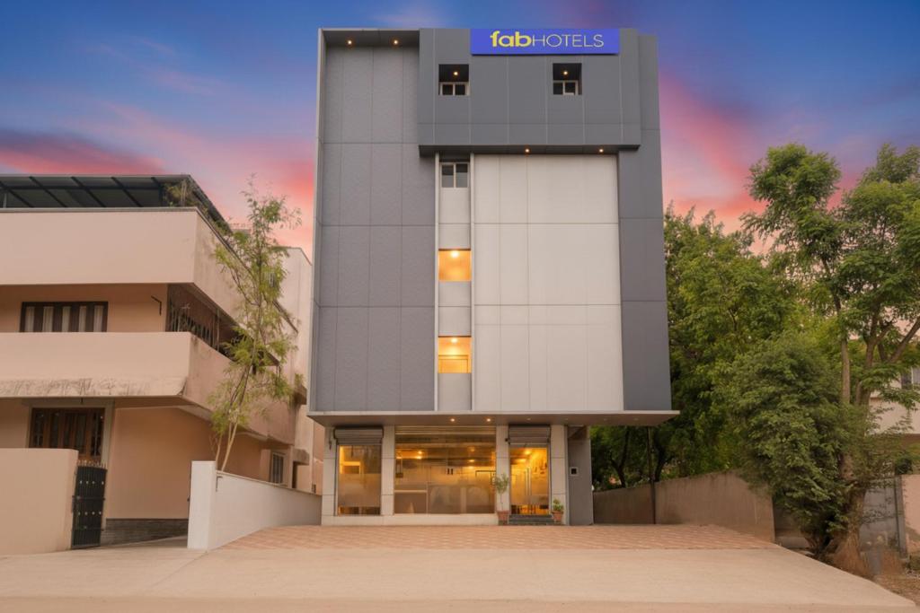 Un edificio con un cartel azul al costado. en FabHotel GT Empire, en Chennai