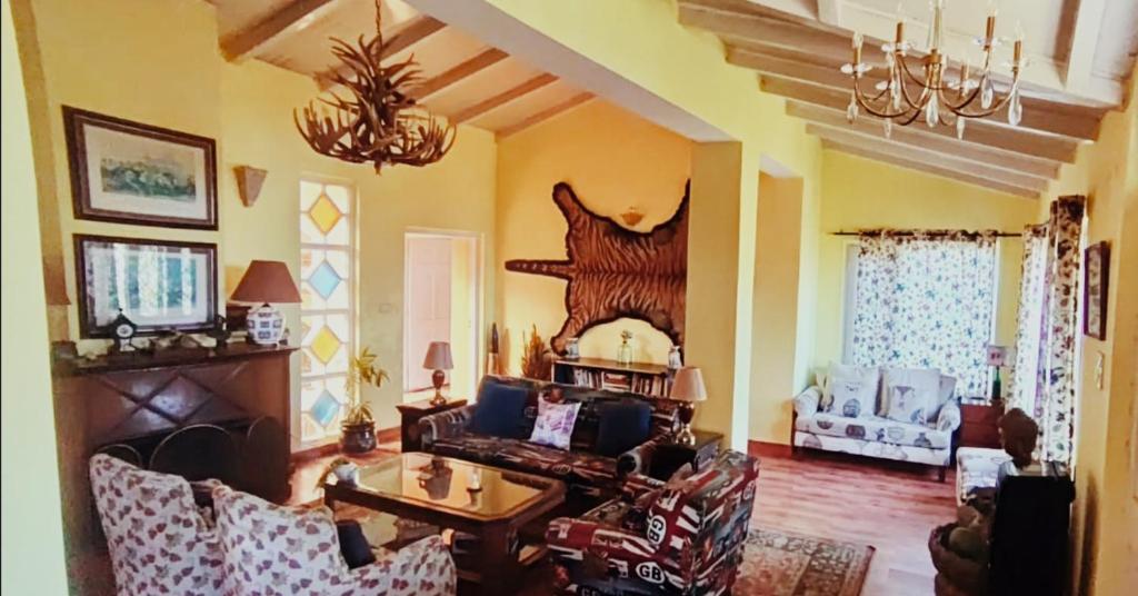 un salon avec un canapé et une table dans l'établissement Fairmont cottage Mukteshwar, à Mukteswar