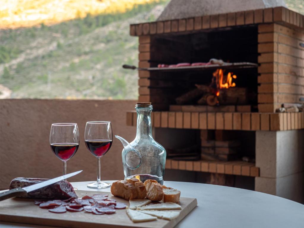 Nápoje v ubytování Casa de montaña en Casas Bajas con chimenea barbacoa y vistas al valle