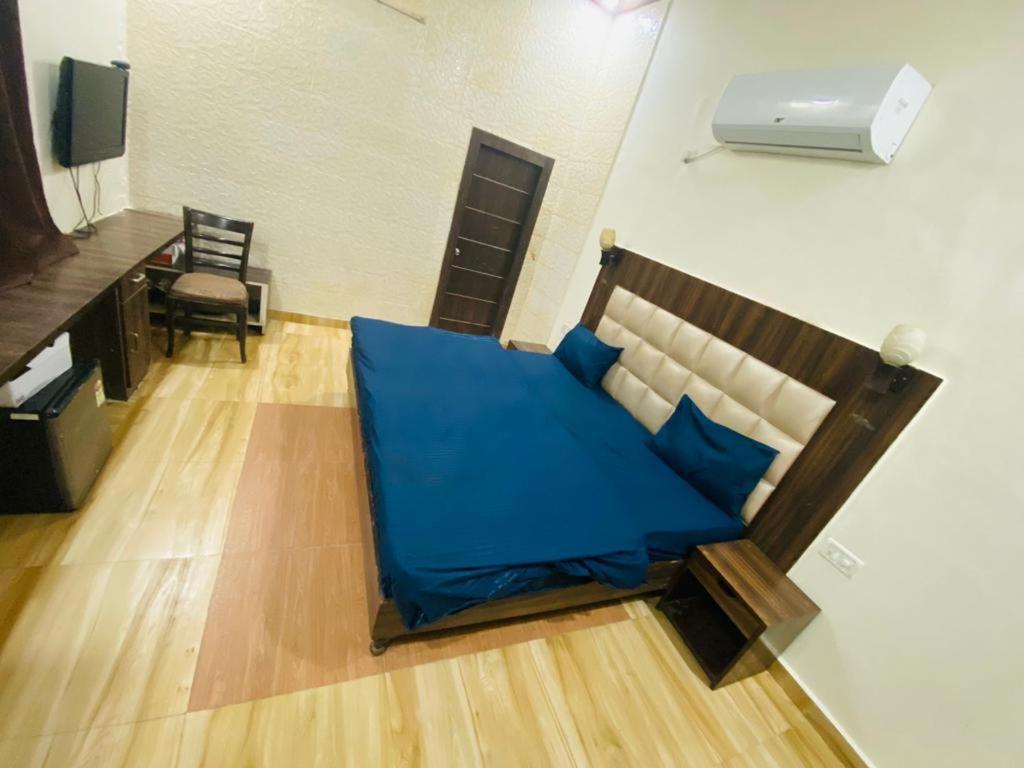 um quarto com uma cama com lençóis azuis em Hotel White affordable Stay - Near Taj em Agra