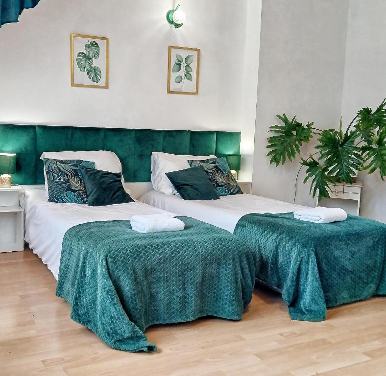 - 2 lits dans une chambre de couleur verte et blanche dans l'établissement KRK stop, à Cholerzyn