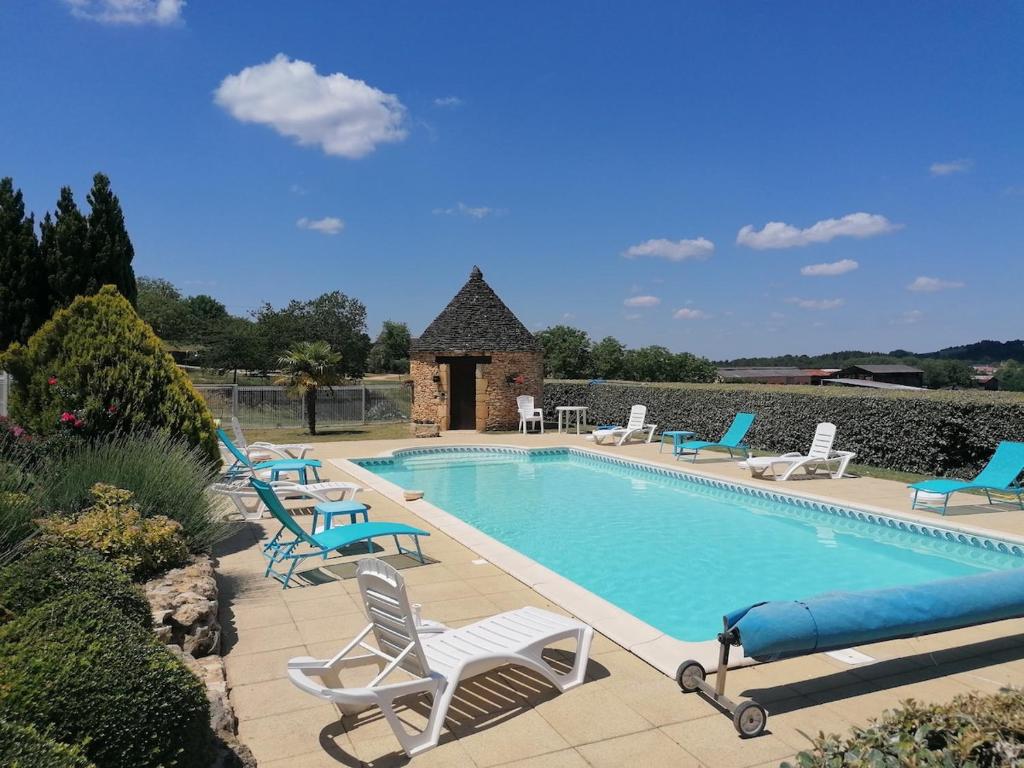 einen Pool mit Liegestühlen und einem Pool in der Unterkunft La Galina in Saint-André-dʼAllas