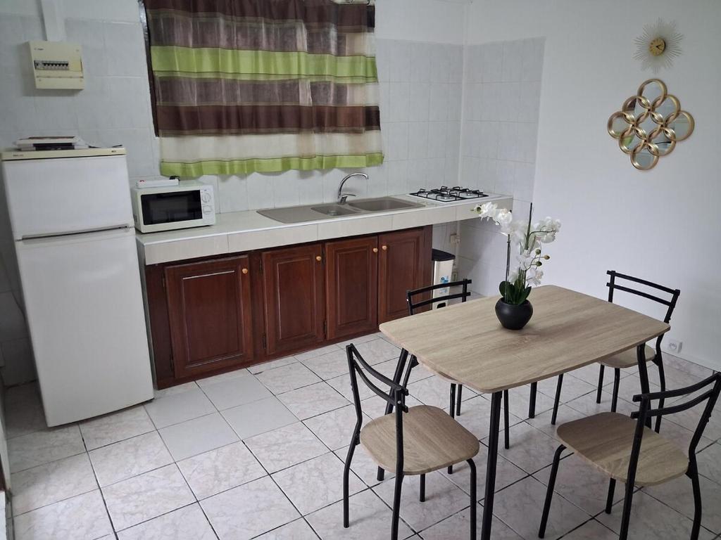 Kuchyň nebo kuchyňský kout v ubytování Oasis de Suzini