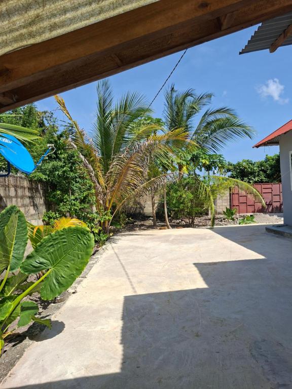 eine Terrasse mit Palmen im Hintergrund in der Unterkunft Furali'Sa in Paje