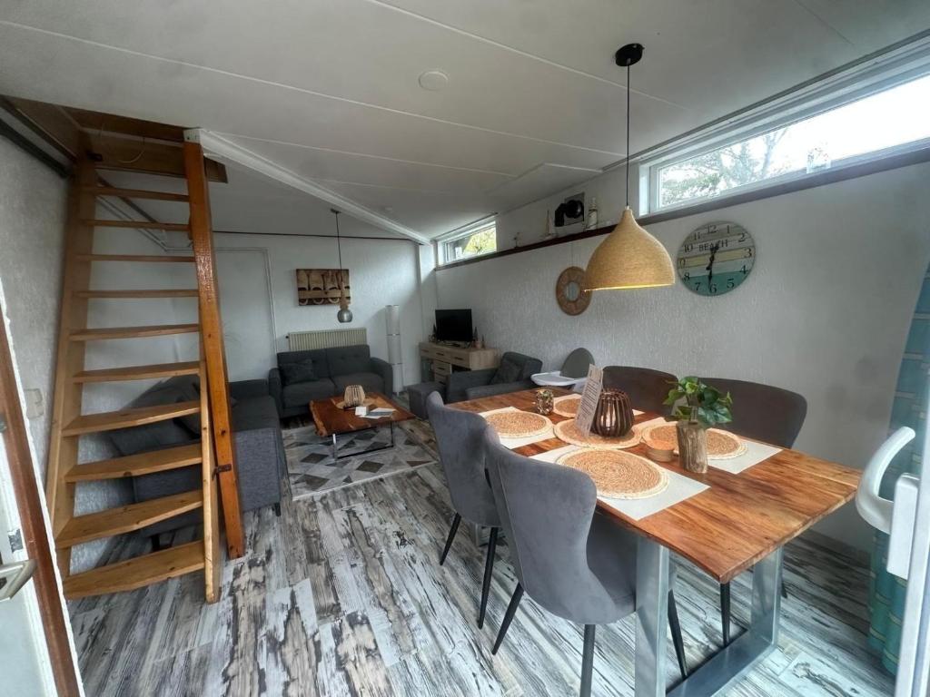 Χώρος καθιστικού στο Charmantes Ferienhaus in Wervershoof mit Garten, Terrasse und Grill