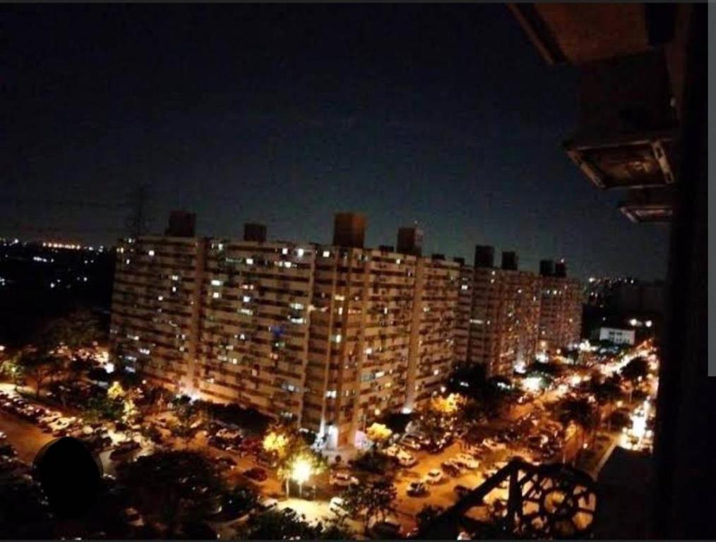 ein großes Gebäude mit einem Parkplatz in der Nacht in der Unterkunft Popular Muang Thong Condo, Building T9, Floor 8, Room 20 in Ban Bang Phang