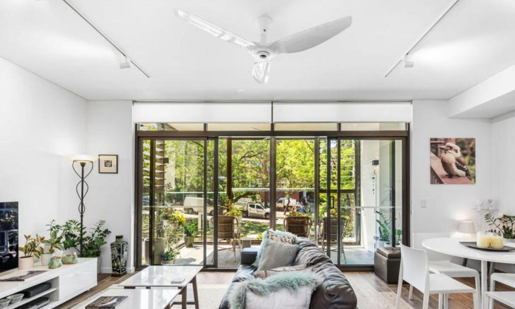 un soggiorno con un divano e un tavolo di Perth Perfection for Cricket a Perth