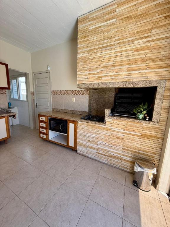 Η κουζίνα ή μικρή κουζίνα στο Casa com Piscina