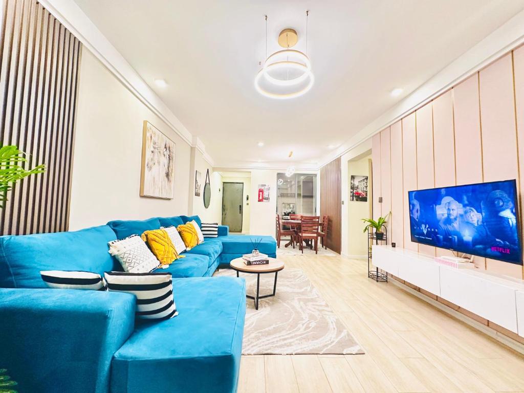 Μια τηλεόραση ή/και κέντρο ψυχαγωγίας στο Urban Homes-Two Bedroom Near JKIA Airport