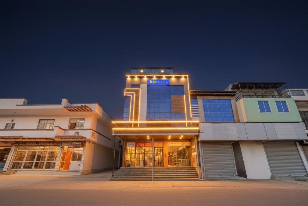 un edificio con luces en el frente en Hotel Rohan Palace, en Vrindāvan