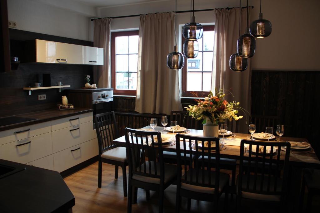 NeudorfFachwerkwinkel Erzgebirge的厨房配有餐桌、椅子和桌子