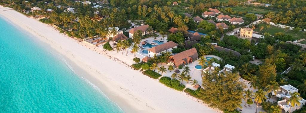 una vista aérea de un resort en una playa en Protels La Plage, en Bwejuu