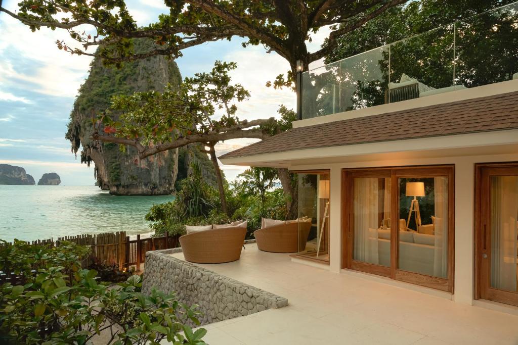 una casa con vista al mar en Villa Macaque and Villa Languor, en Railay Beach