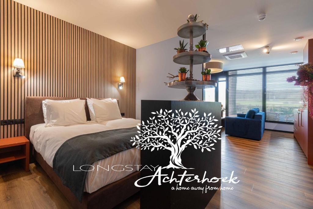 - une chambre avec un lit peint sur un arbre dans l'établissement Longstay Achterhoek, à Zeddam