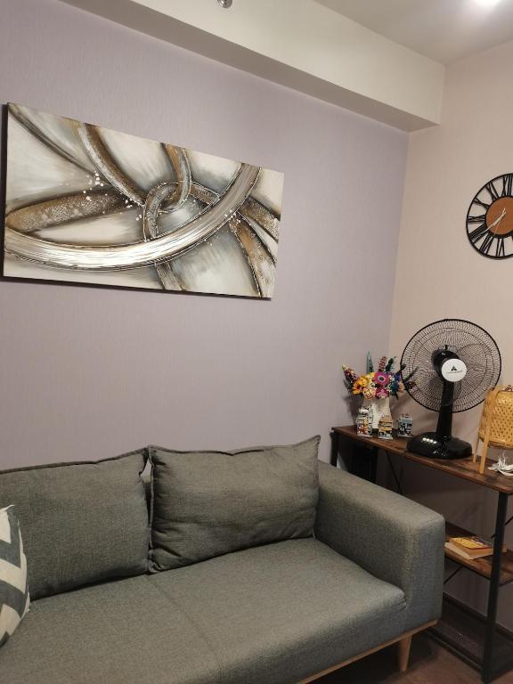 Χώρος καθιστικού στο Cozy Makati Hideaway Walk to Malls