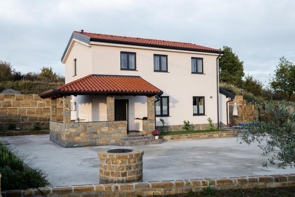 Το κτήριο όπου στεγάζεται  η βίλα